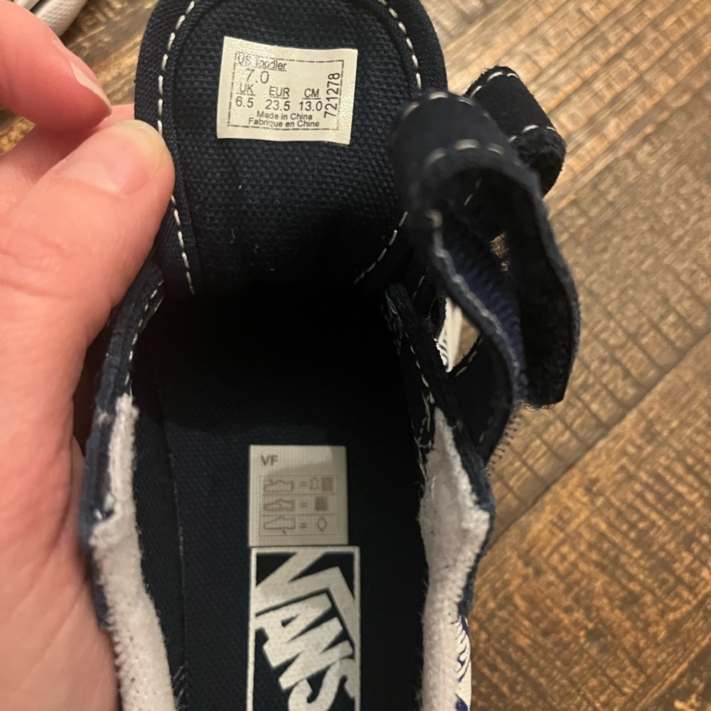 Vans- Toddler 7 Old Skool Sneakers